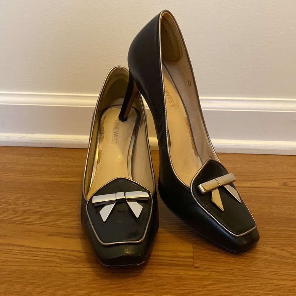 Nine West black leather high heeled pump with metal bow accent